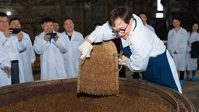 成龙“五一”空降pp电子